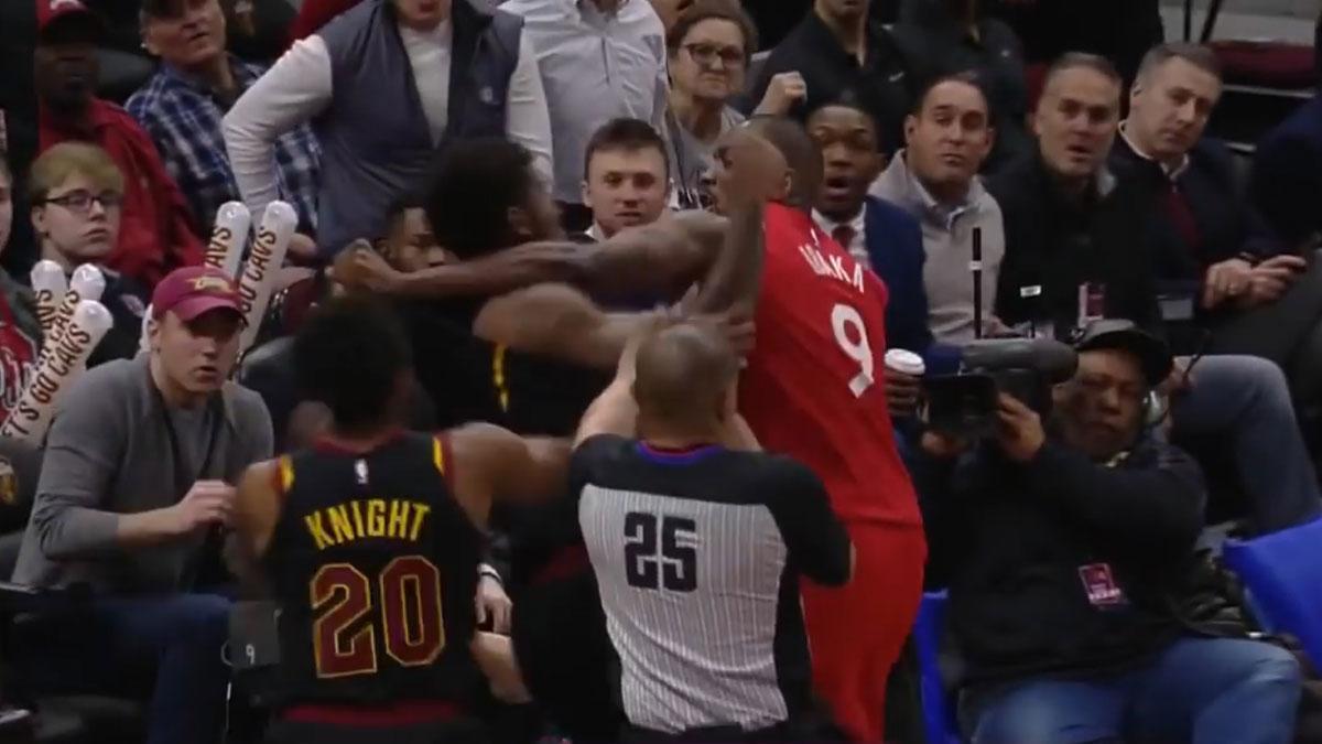 Pelea de Ibaka y Chriss en pleno partido de la NBA