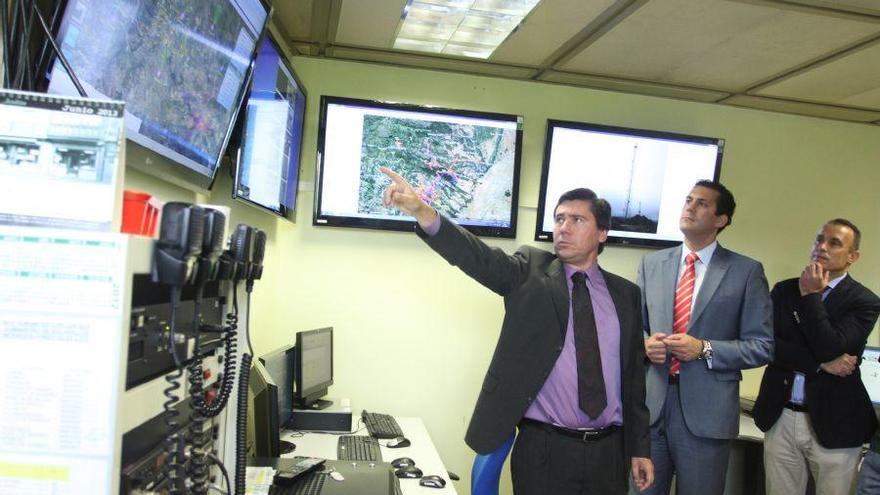 Recepción de imágenes de las cámaras de vigilancia de incendios en el centro operativo de Zamora