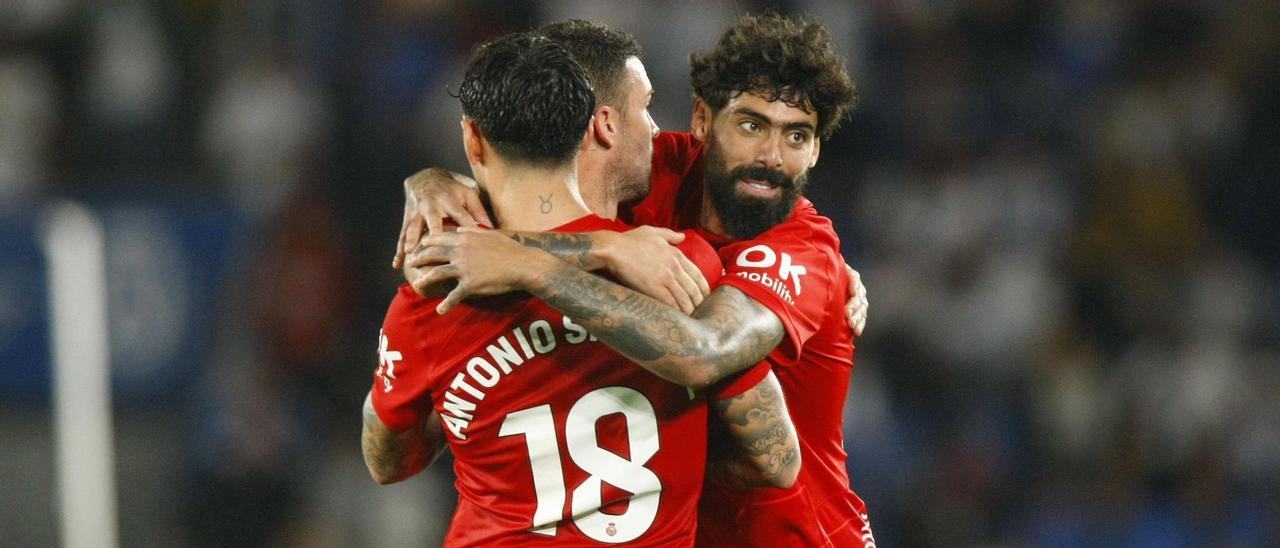 Samú Costa abraza a Dani Rodríguez y Antonio Sánchez tras clasificarse con el RCD Mallorca para los cuartos de final de la Copa del Rey