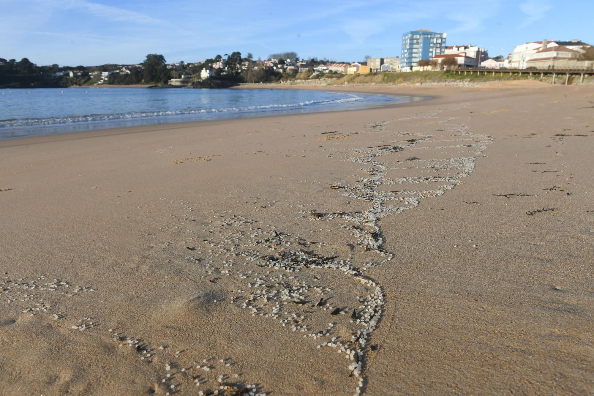 La marea de pellets de resina se extiende por A Coruña y comarca