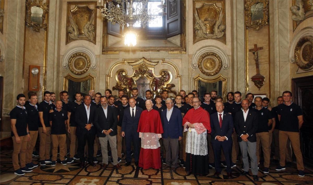 Ofrenda de flores del Real Zaragoza a la Virgen del Pilar y recepción en el Ayuntamiento