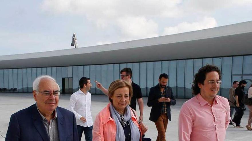 Vicente Álvarez Areces; la alcaldesa, Mariví Monteserín, y el gerente del Niemeyer, Carlos Cuadros, ayer, en la plaza del centro cultural.