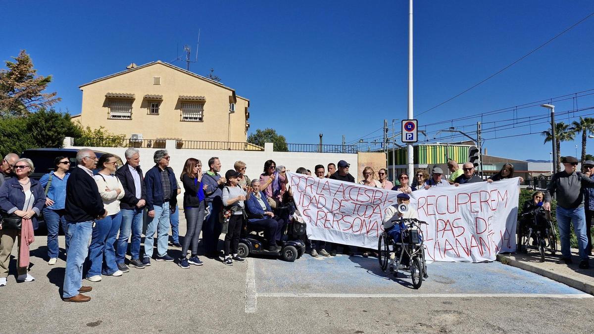 Concentración ciudadana en la estación de tren de l'Eliana.