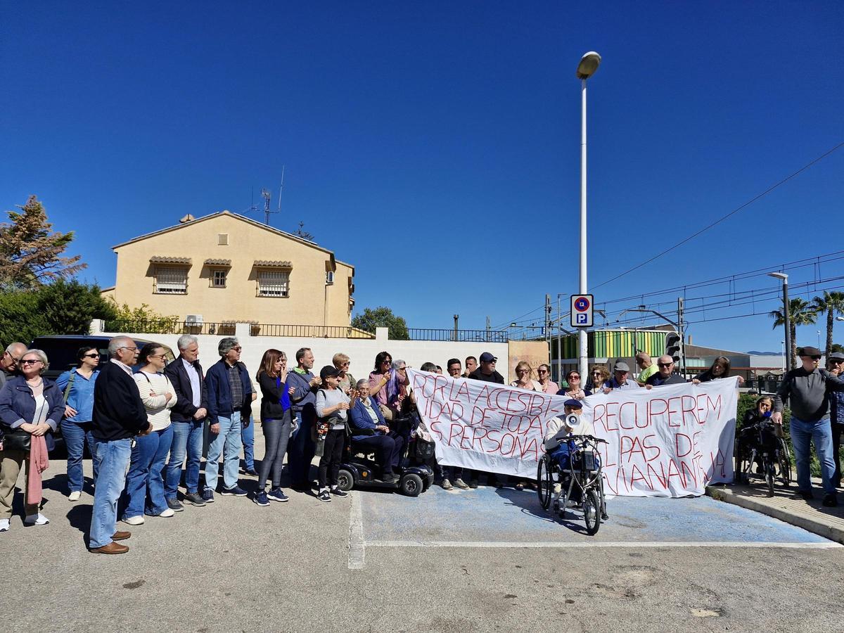 Concentración ciudadana en la estación de tren de l'Eliana.