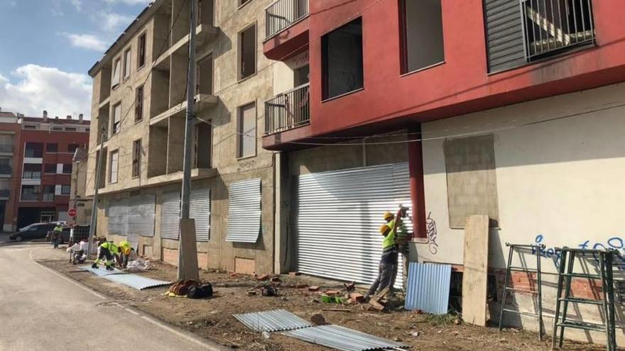 Empleados de la empresa contratada por Urbanismo trabajan en el cierre de un edificio de Barriomar, el pasado mes de octubre.