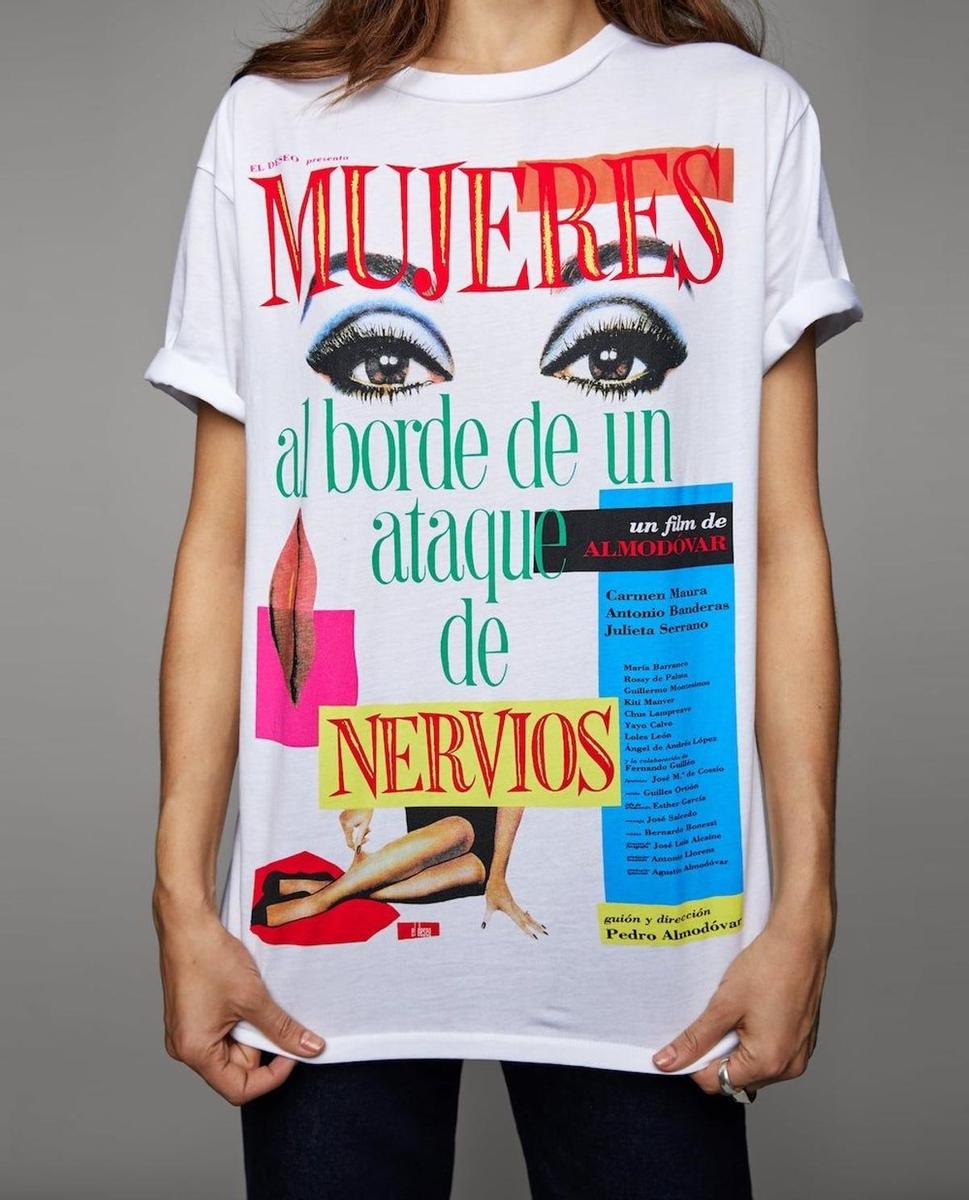 Camiseta 'Mujeres al borde de un ataque de nervios' de Zara