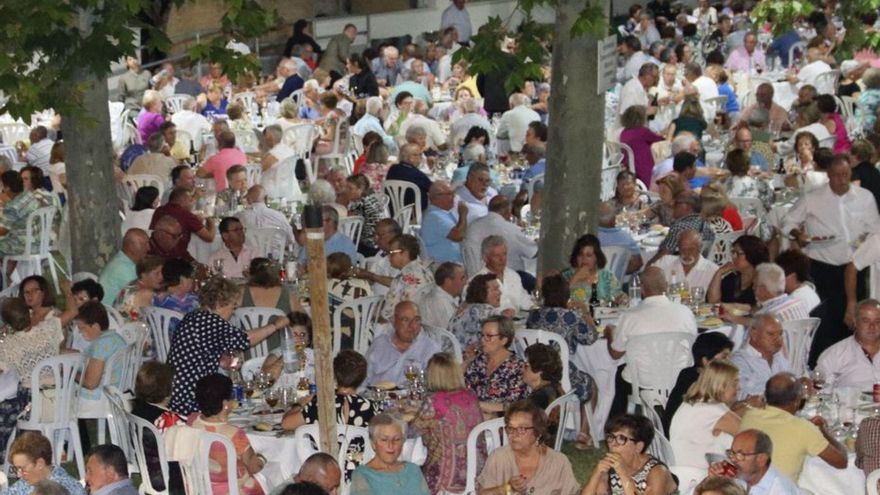 El homenaje a las personas mayores se celebra en las piscinas. | JOSÉ ANTONIO AGUILAR