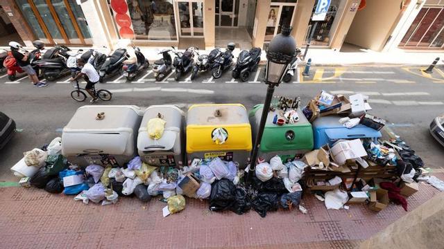 Contenedores a rebosar y vertidos en Santa Eulària. | VICENT MARÍ
