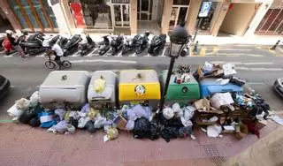 Los ayuntamientos denuncian que no se cumplen los servicios mínimos de la huelga de basuras