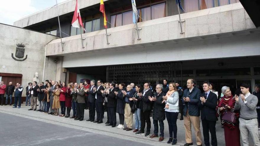 Concentración ante el Ayuntamiento de Vigo en homenaje a las víctimas. // Adrián Irago