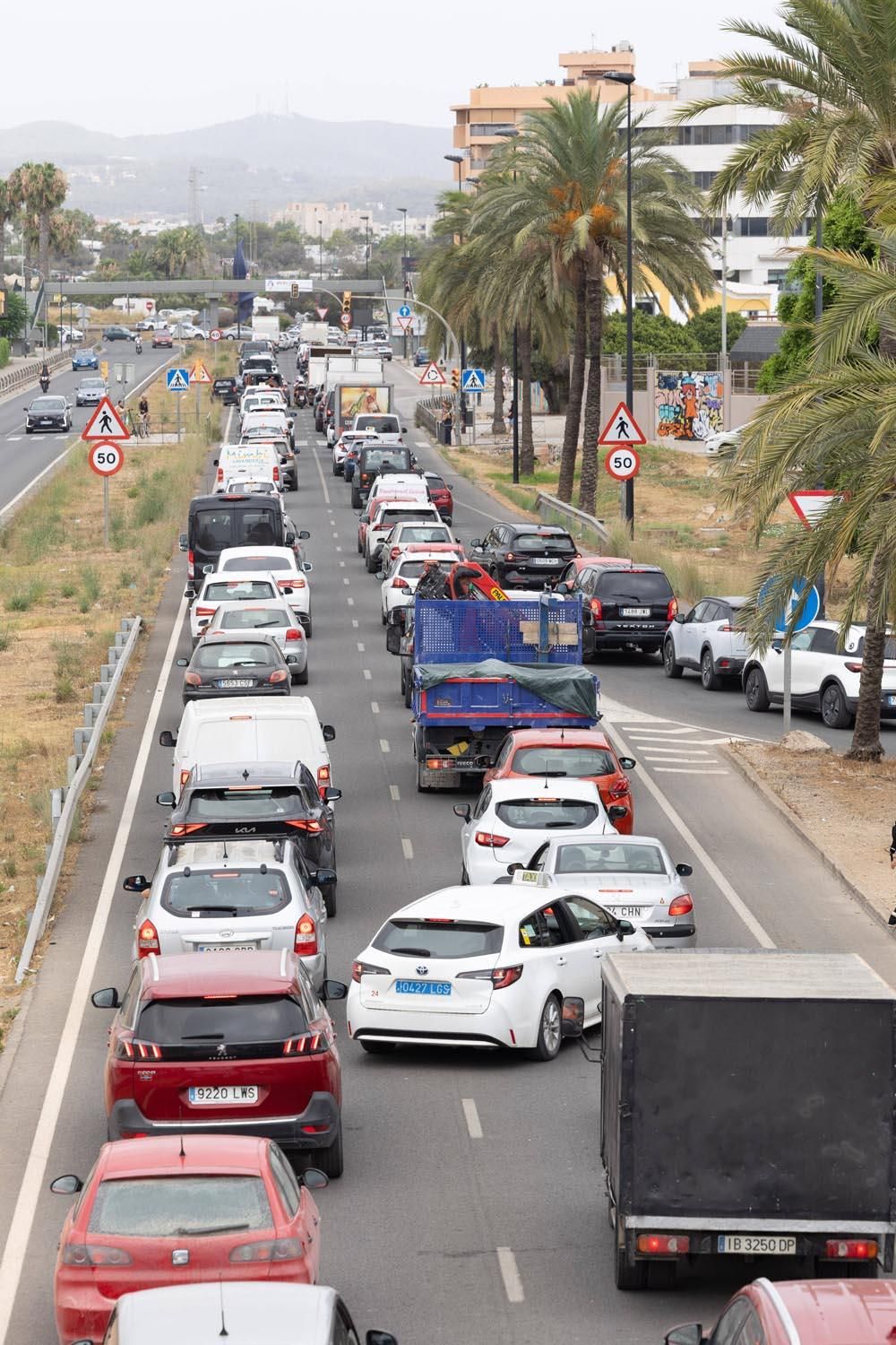 Todas las imágenes del atasco que colapsa la ciudad de Ibiza