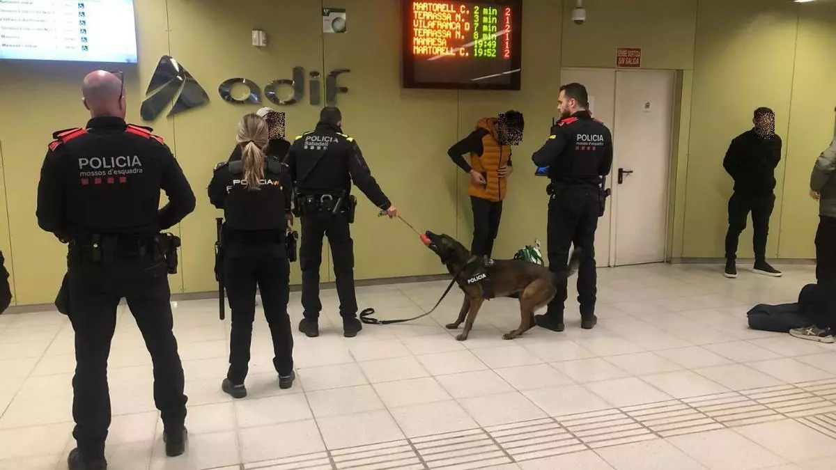 Cinco denunciados por tenencia de drogas en un operativo policial en estaciones de tren del Vallès