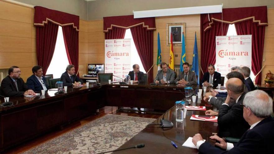 La reunión del comité ejecutivo de la Cámara de Comercio de Gijón, ayer, en el Ayuntamiento de Langreo.