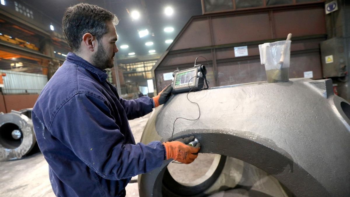 Un trabajador de la fundición Ebroacero en una imagen de archivo.