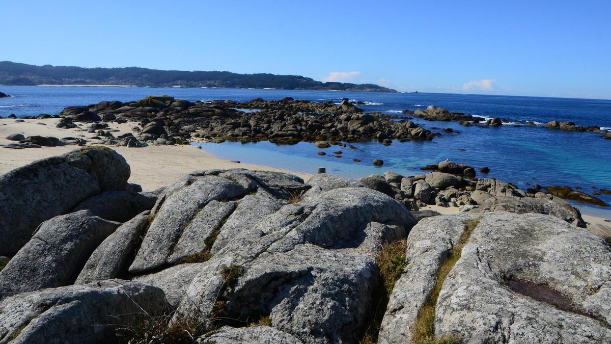 Vista de la playa de Lagos, en Bueu.