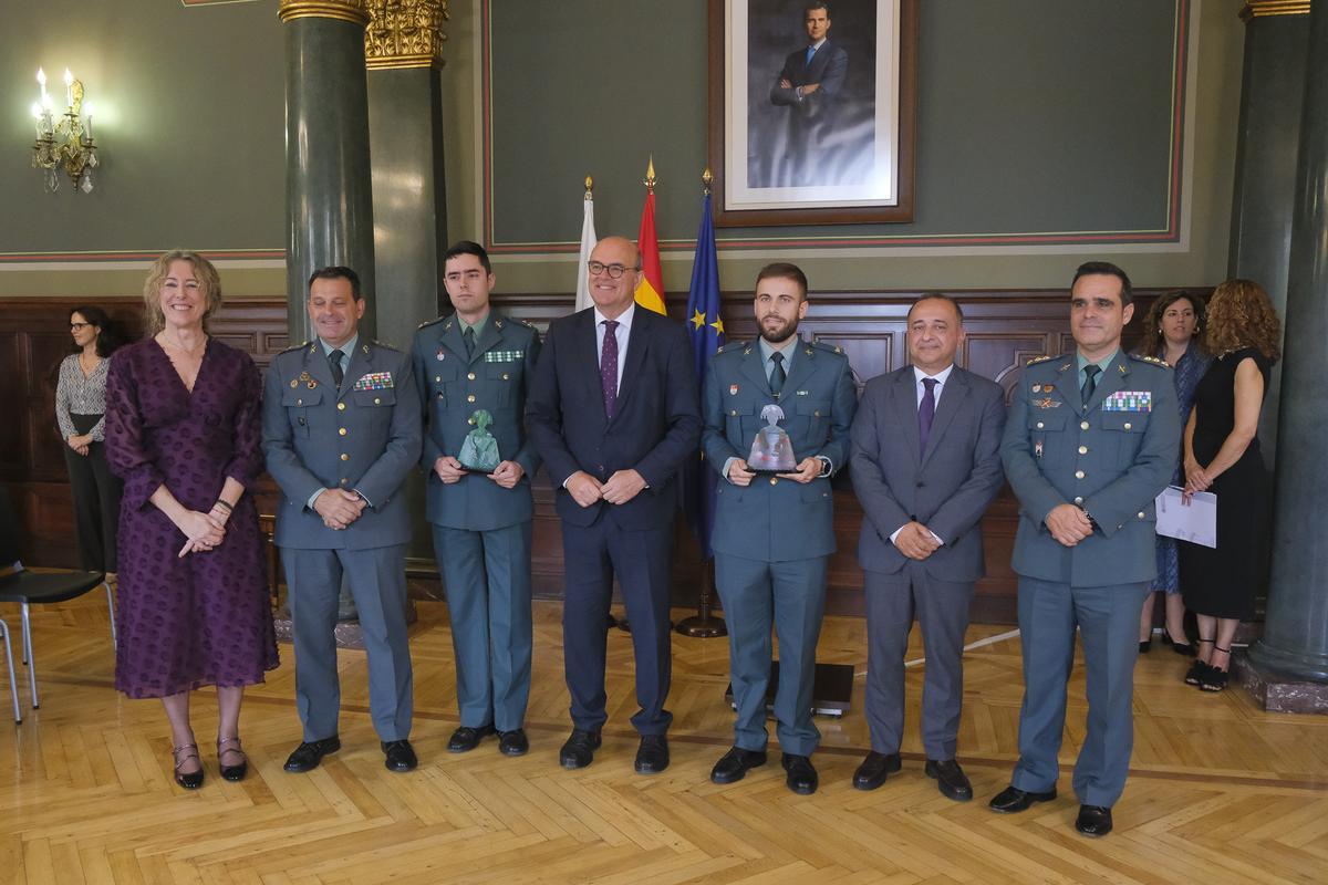Representantes del Equipo Homicidio Personas de las Unidades Orgánicas de Policía Judicial de la Guardia Civil, premiados con las Meninas junto a autoridades de la Delegación del Gobierno en Canarias.