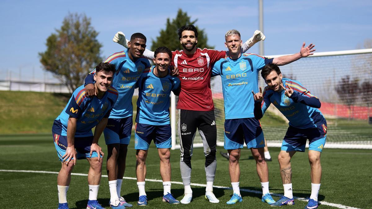 Varios jugadores de la selección española, entre ellos dos ex del Villarreal como Yeremy Pino y Álex Baena, en el entrenamiento de España de este pasado martes.