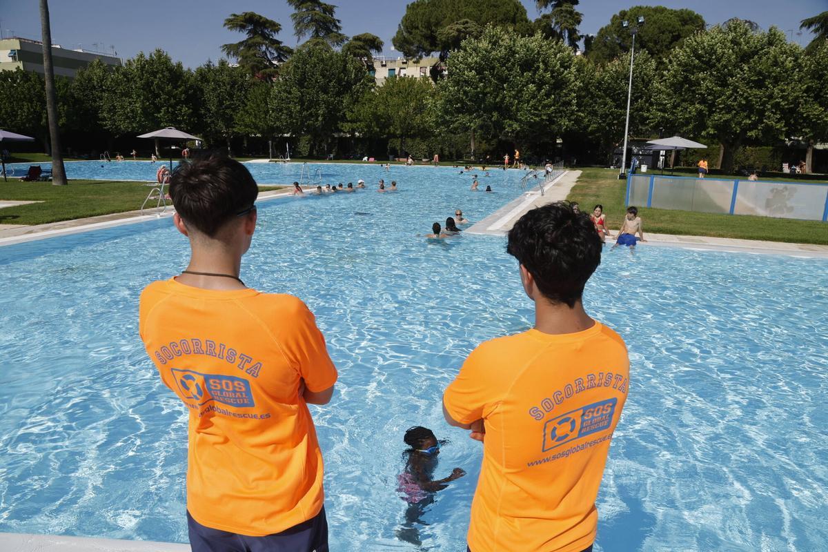 Decenas de cordobeses desafían al calor con el primer chapuzón del año