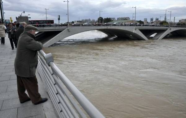 Fotogalería: La crecida del Ebro a su paso por Zaragoza