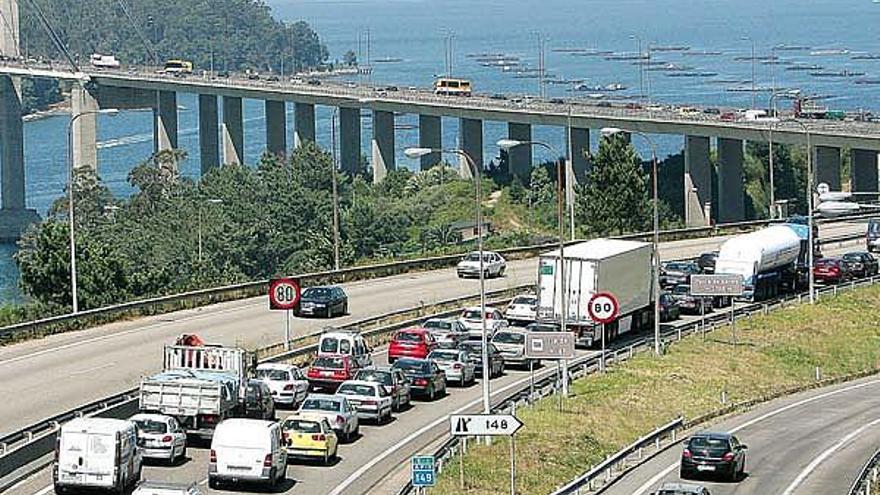 Imagen del tráfico en el puente de Rande un día de verano.