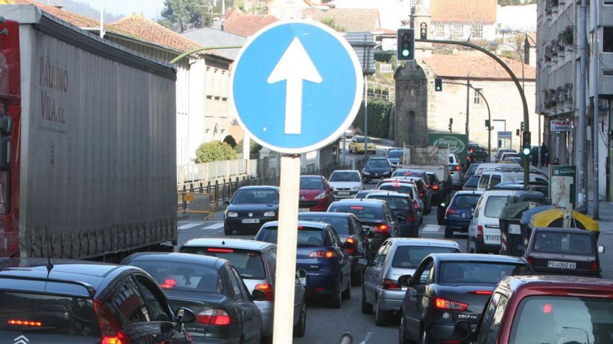 Atasco en la Avenida de Santa Mariña de Redondela, en el tramo que será reformado.   | // FDV