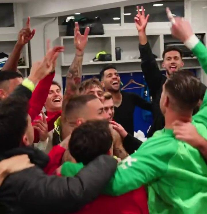 Los jugadores han celebrado el triunfo en los vestuarios del campo del Getafe