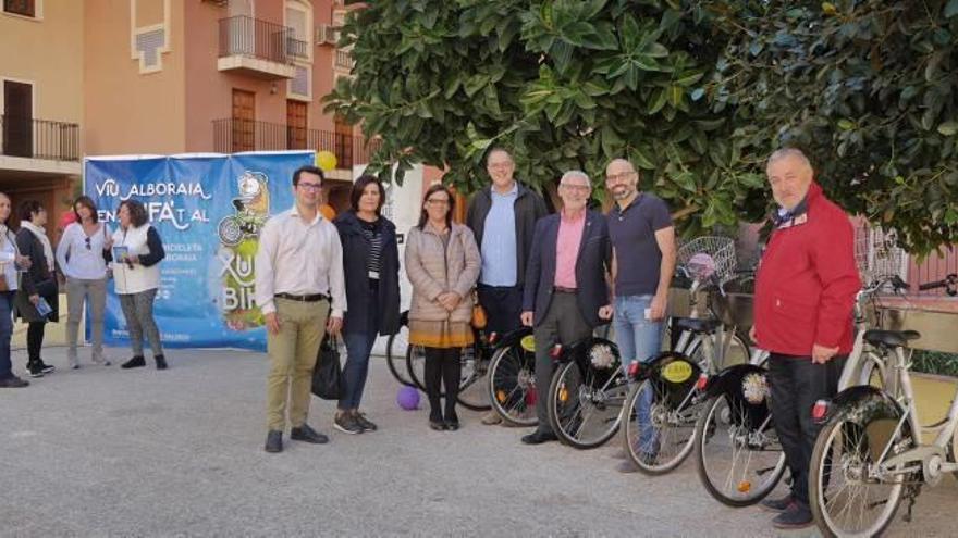 Autoridades junto al alcalde, Miguel Chavarría en la inauguración de la estación de bicicletas.