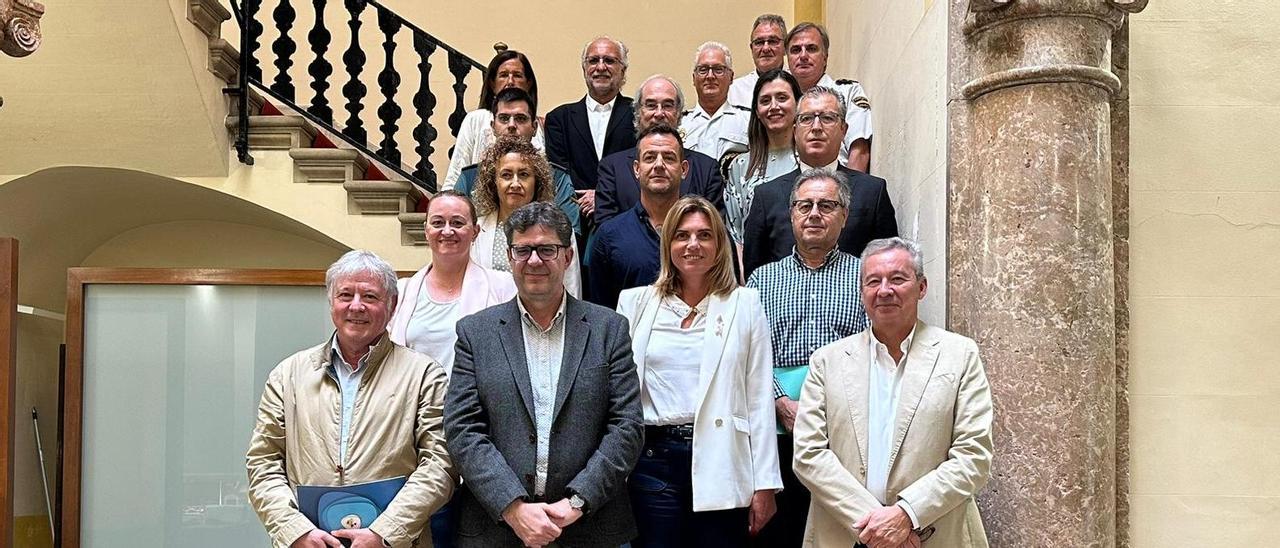 Miembros de la comisión para el Fomento del Civismo en las Zonas Turísticas, presidida por el conseller Jaume Bauzà.