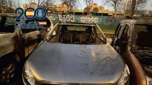 Uno de los coches incendiados en la madrugada del 20 de febrero.