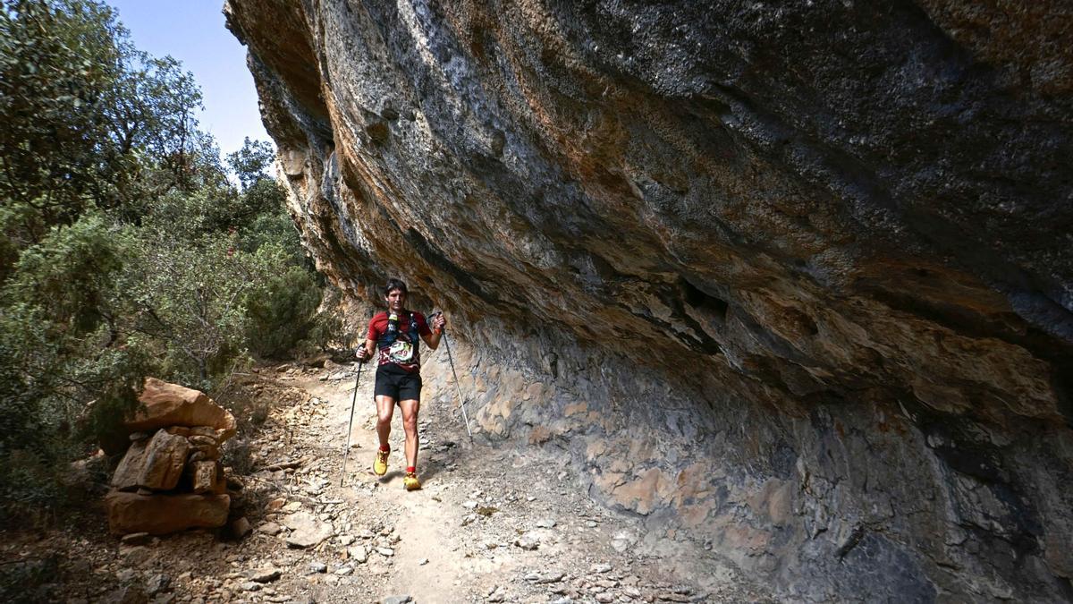 Imagen del descenso de uno de los cerca de 500 participantes en la XV Cursa per Muntanya de Vistabella.