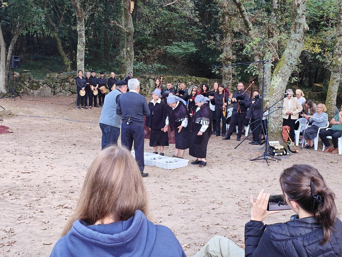 Los usuarios de Afamo convierten San Martiño en un puerto pesquero