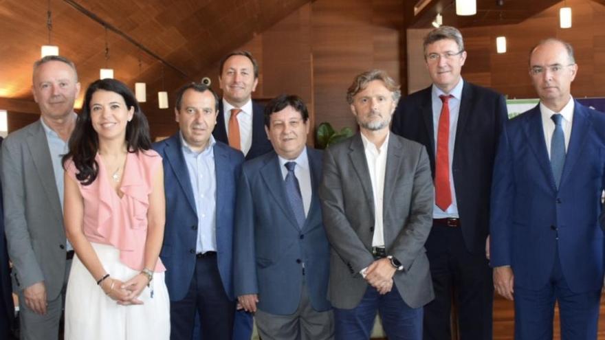 José Fiscal, junto a los empresarios y las autoridades provinciales.