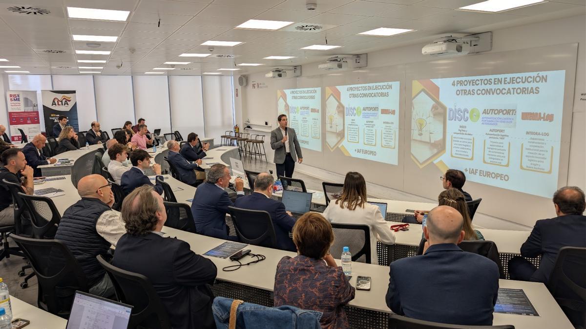 El director técnico de ALIA, Alejandro Herráez, explicando los proyectos de innovación del clúster en una sesión del ZLC.