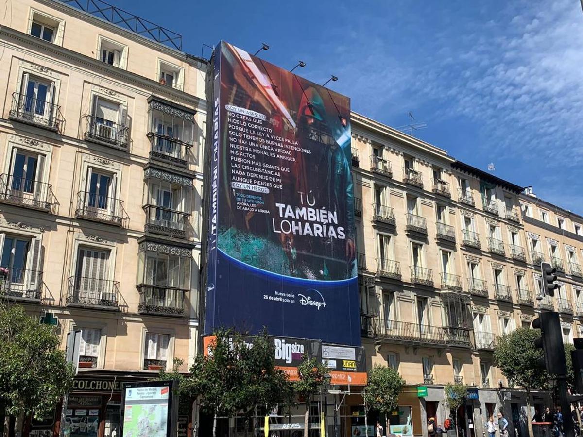 Poster gegant de la sèrie a Madrid. Llegeixin