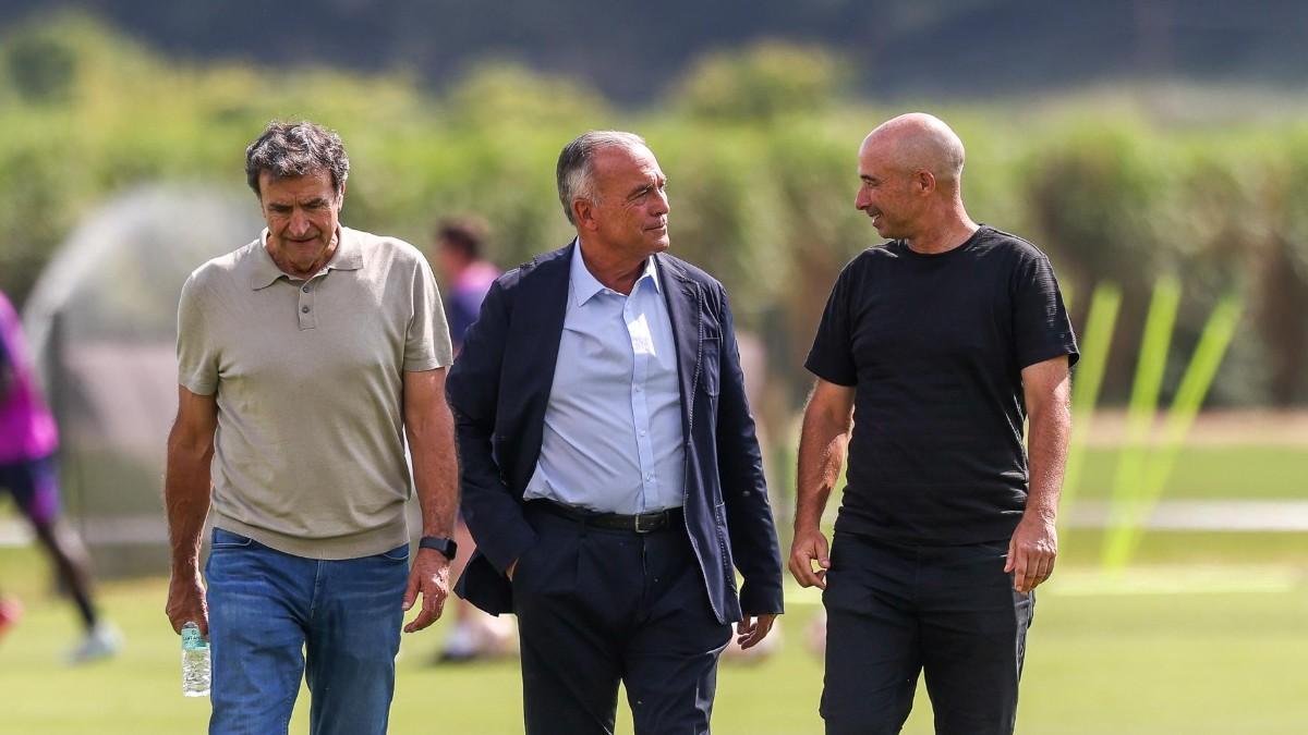 Rafa Yuste con los responsables de la cantera Alexanko y Manzano en la Vall d'en Bas