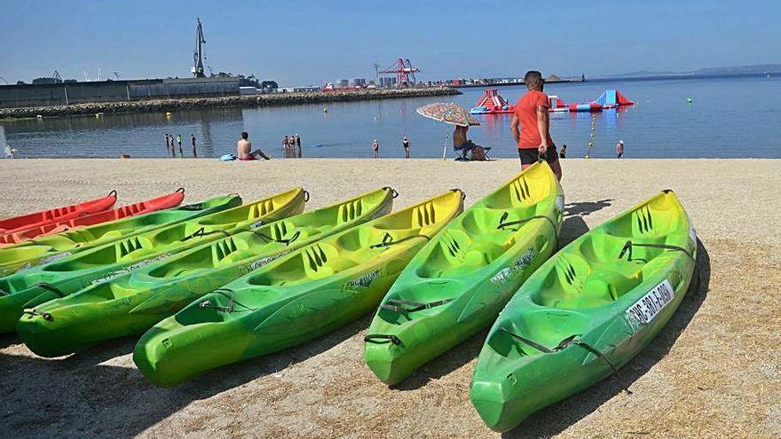 El puesto de kayaks ya lleva varios días funcionando.