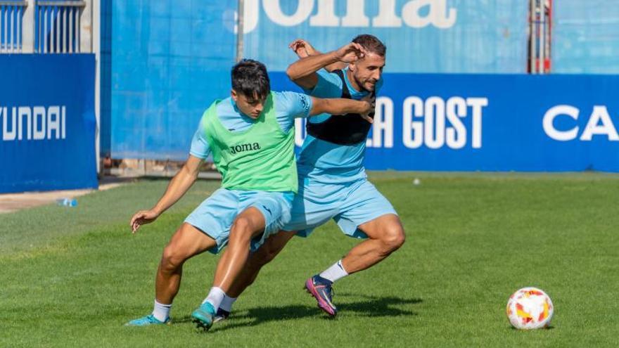 Miguelete y Canario pugnan por un balón durante un entrenamiento del Atlético Baleares. | CD ATB