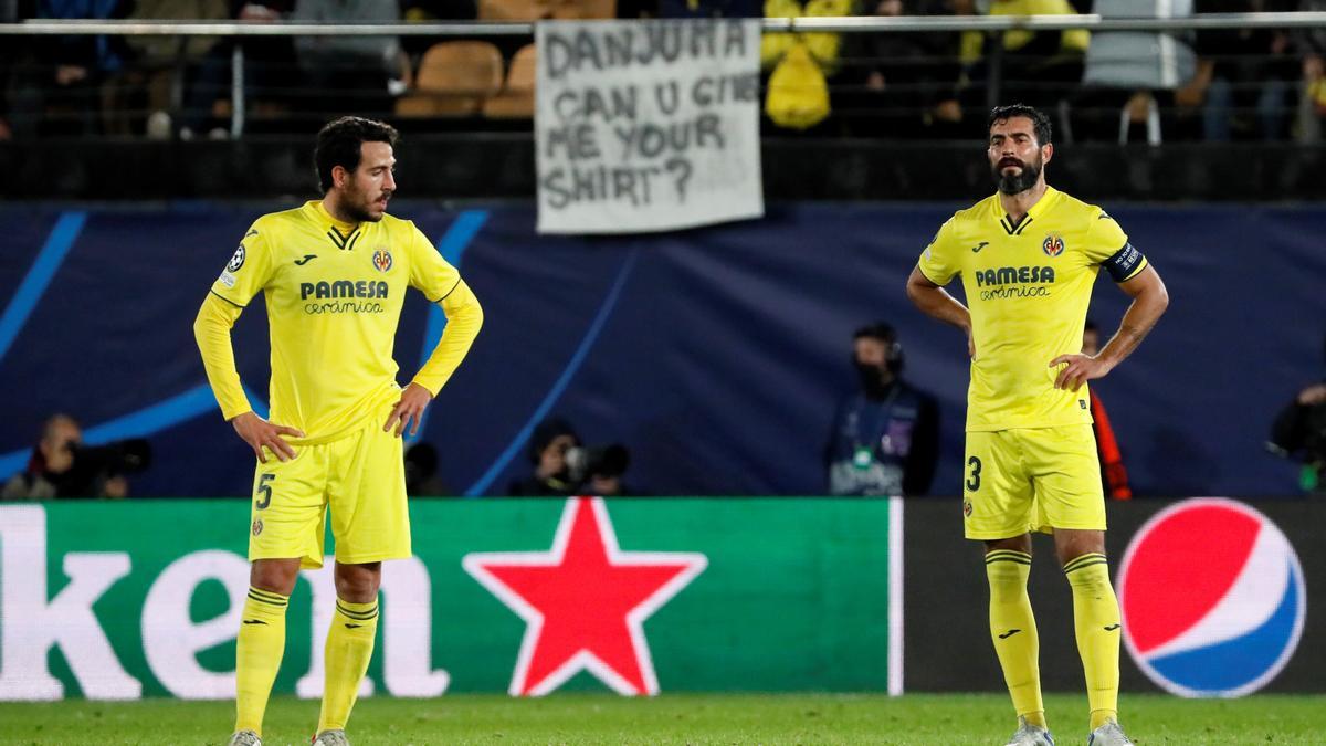 Parejo y Albiol, cabizbajos, tras la derrota del Villarreal frente al Manchester United.