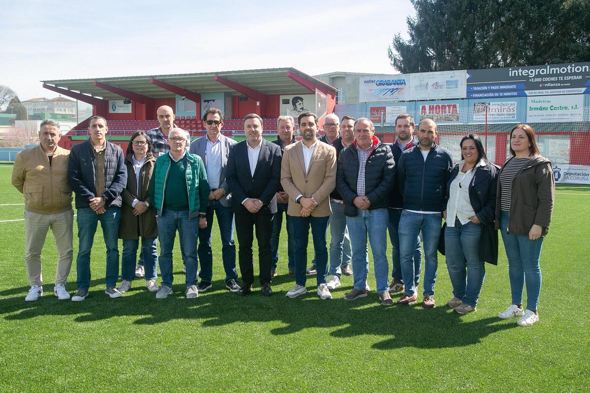 El presidente de la Diputación de A Coruña, Valentín González Formoso; el alcalde, Álex Doval, y el diputado provincial Antonio Leira, entre otros, en la visita realizada al campo de fútbol Lino Balado, de Sigüeiro