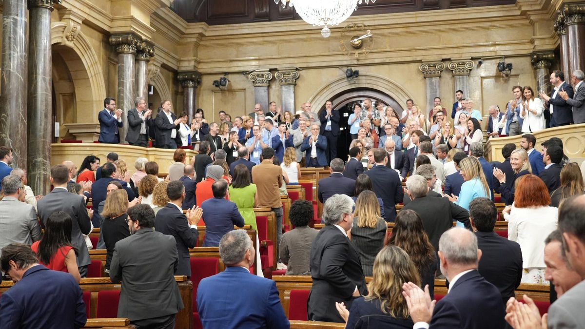 Aplaudiments després de l'aprovació de l'Estatut de Municipis Rurals al Parlament