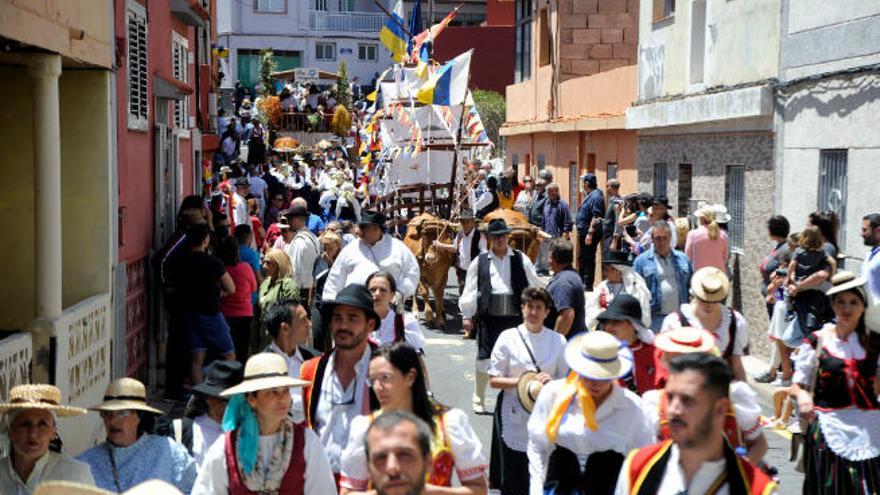 Decena de grupos folclóricos, otras tantas carretas y dos barcos, atractivos del paseo que protagonizaron los vecinos de Tíncer.
 La reina de las Fiestas de Mayo de Santa Cruz, en uno de los bailes a los que se sumó. A la derecha, el altar de santa Rita, en la calle Malvasía.