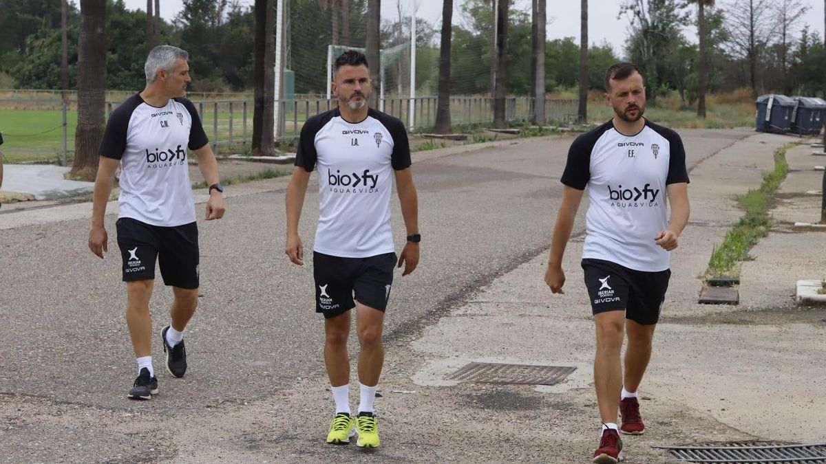 Iván Ania, en el centro de la imagen, en su llegada a la Ciudad Deportiva durante una sesión de esta semana.