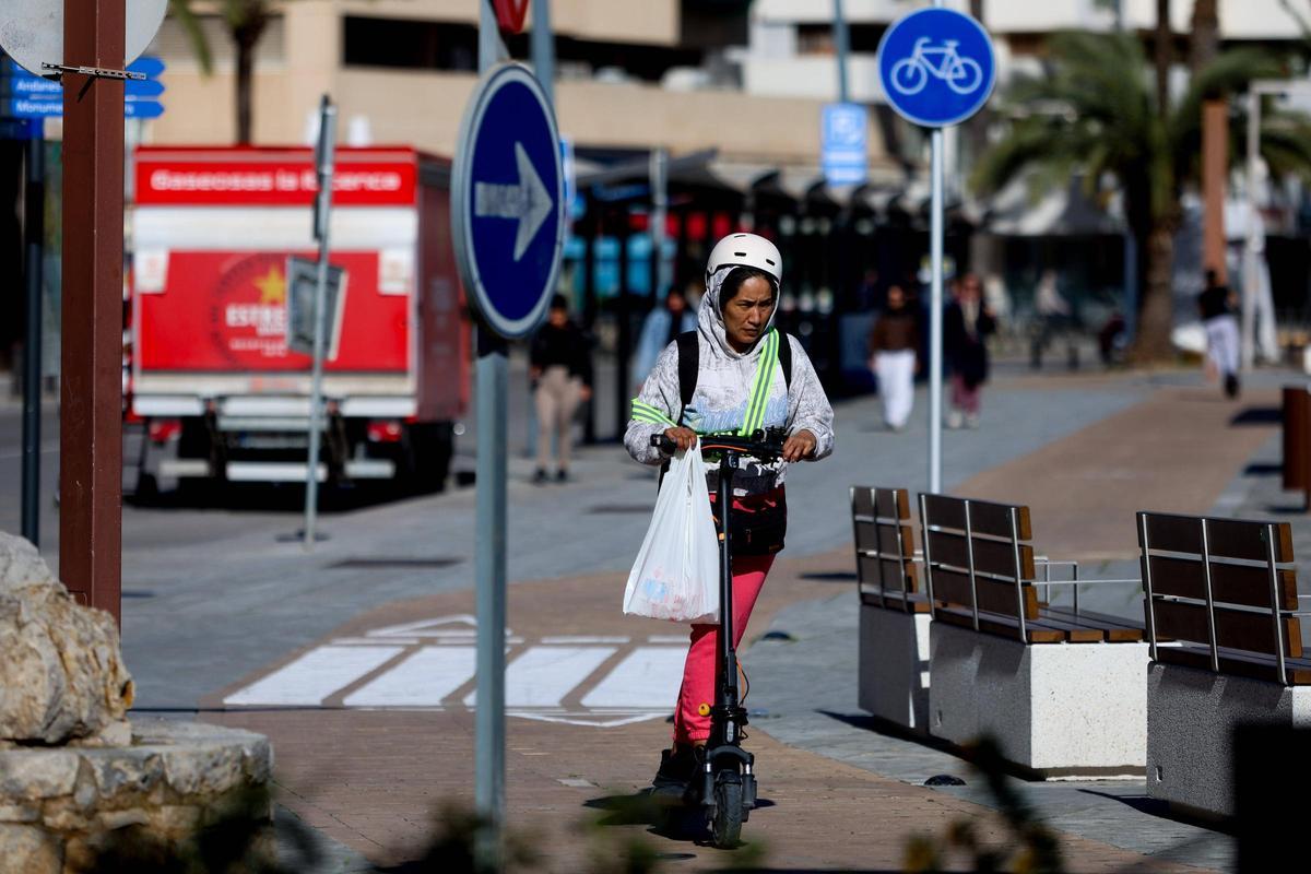 Una mujer circula en patinete por Ibiza