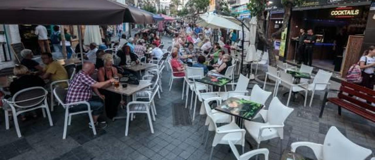 Ultimátum a los bares de la Alameda para que ajusten sus veladores a las fachadas