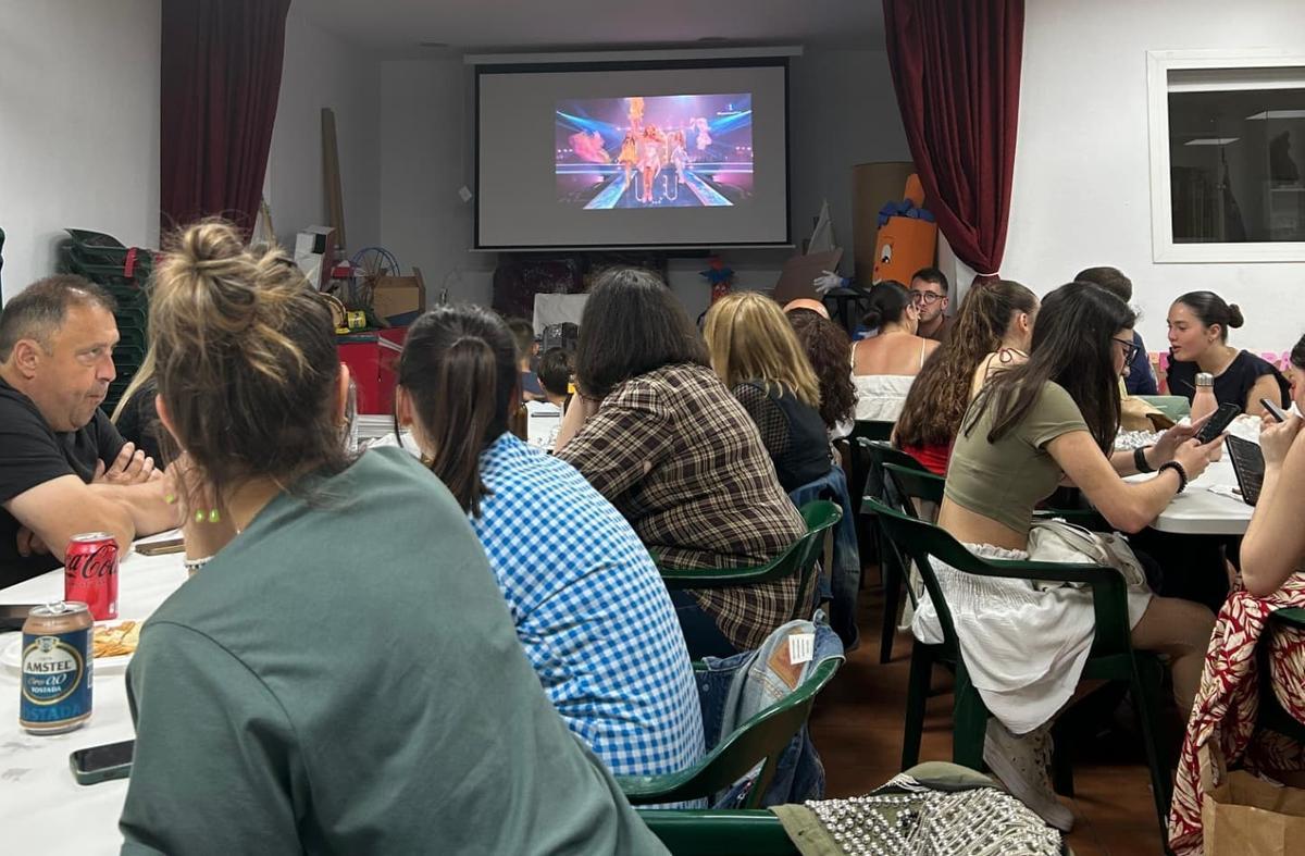 En el casal de Humanista Mariner, viendo la actuación de Melody