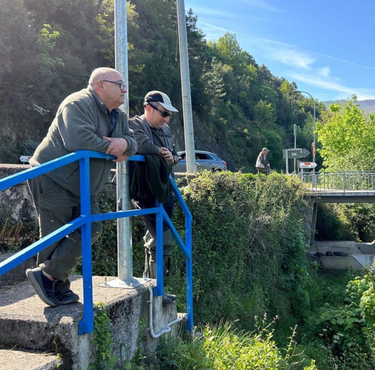 José Manuel Álvarez y Etelvino García, frente al río Narcea. | C. G.