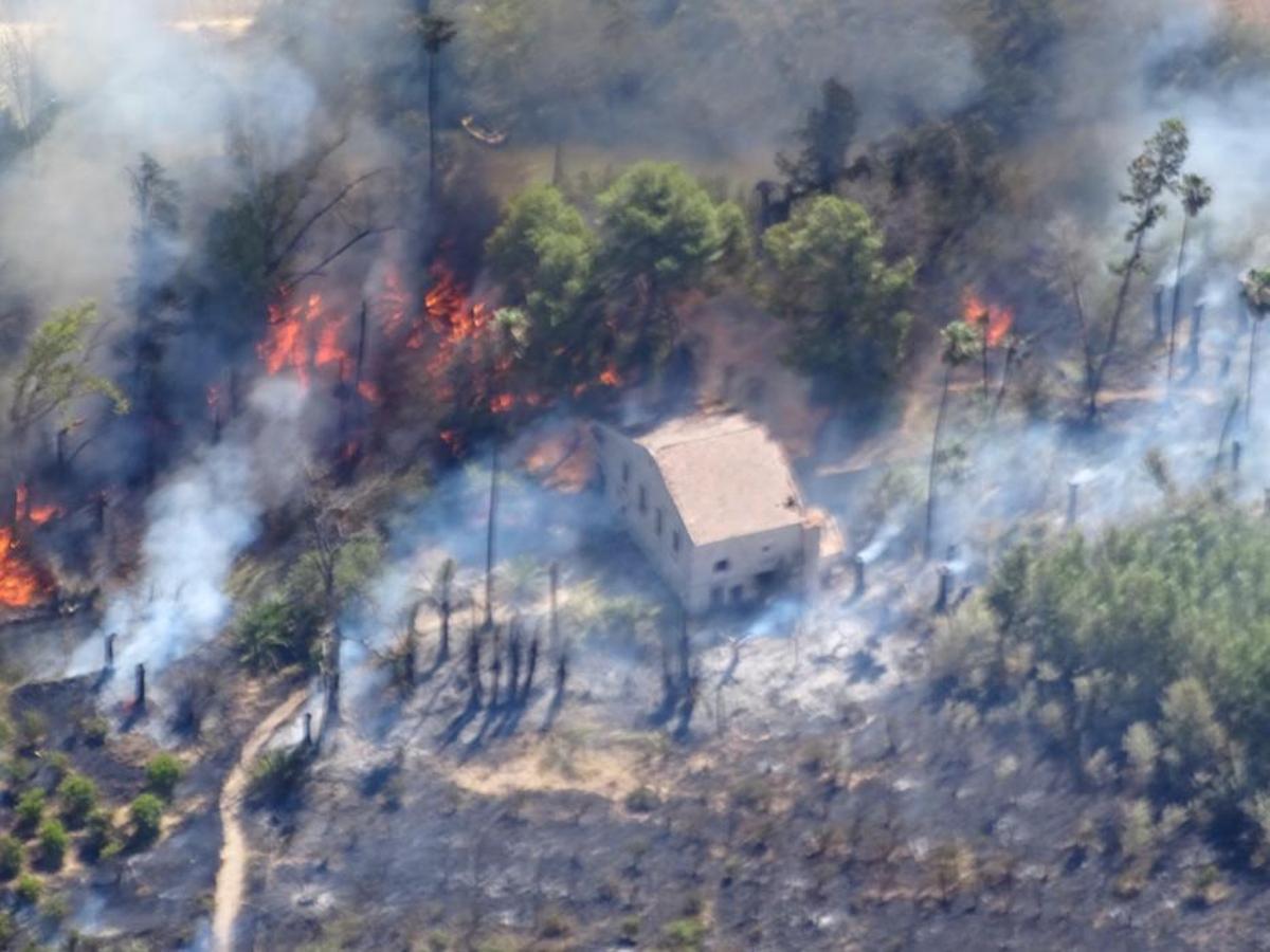 Un incendio forestal en el Menjú de Cieza rodea un Un incendio forestal en el Menjú de Cieza rodea un