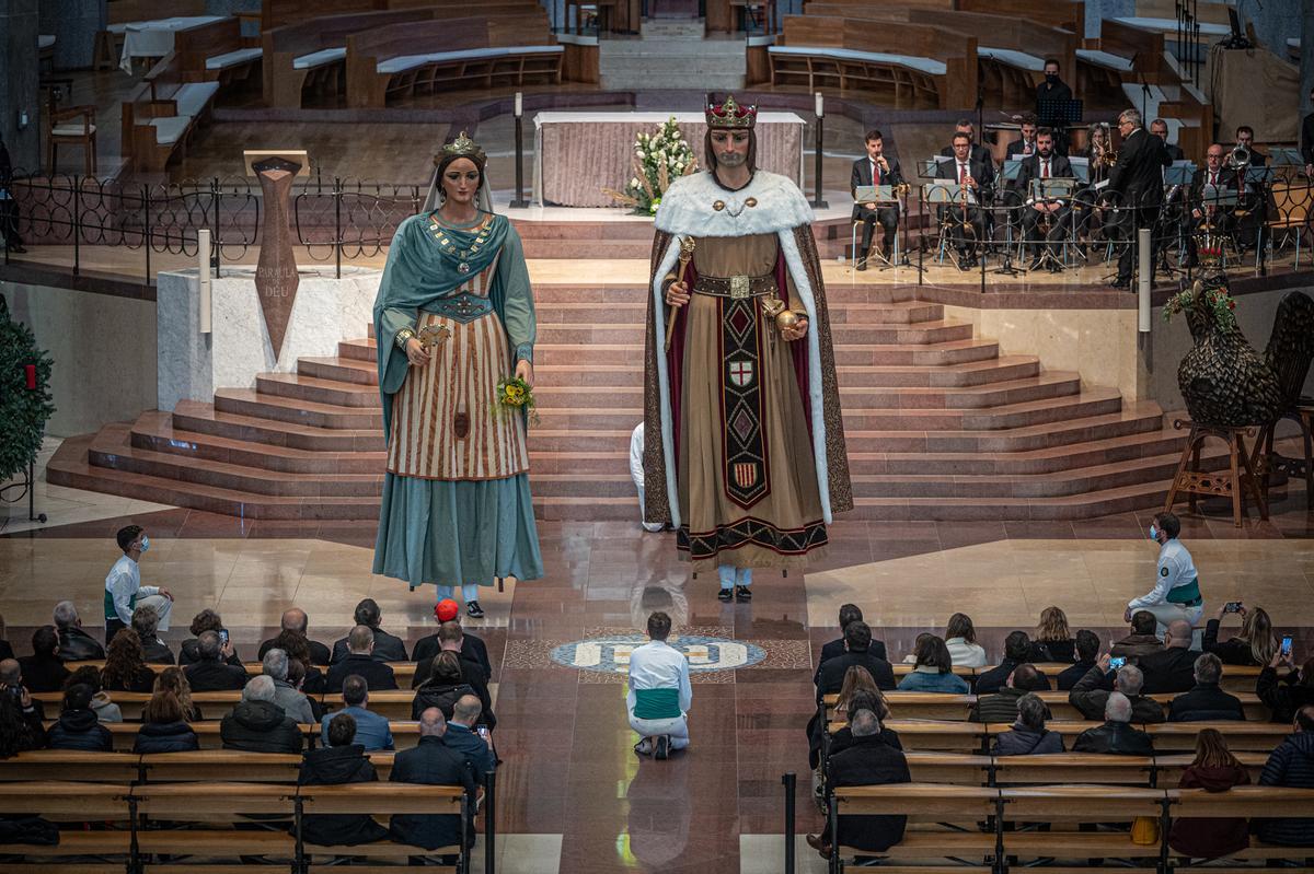 Desfile, por primera vez en la historia de la basílica, de los Gegants de Barcelona y la Àliga hasta el altar.