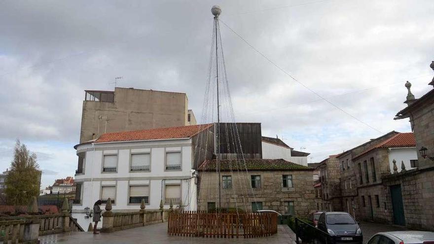 Árbol navideño situado sobre la escalinata de San Tomé. // Noé Parga