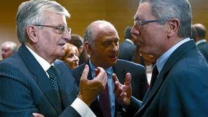 El fiscal general, Eduardo Torres Dulce; Jorge Fernández Díaz, y Alberto Ruiz-Gallardón, el lunes en Interior.